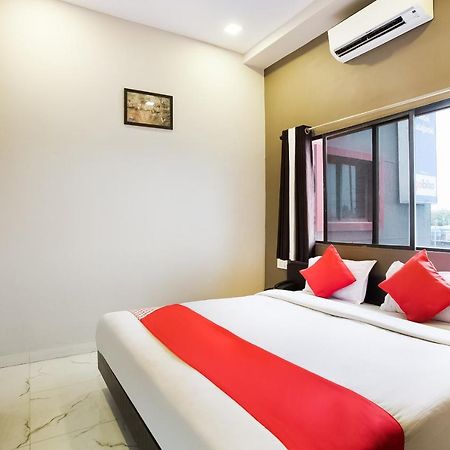 Oyo 39381 Kalajanki Hotel Uddzsaín Kültér fotó