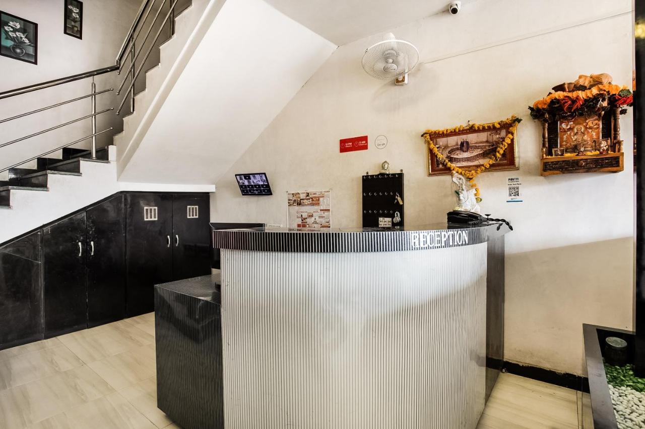 Oyo 39381 Kalajanki Hotel Uddzsaín Kültér fotó