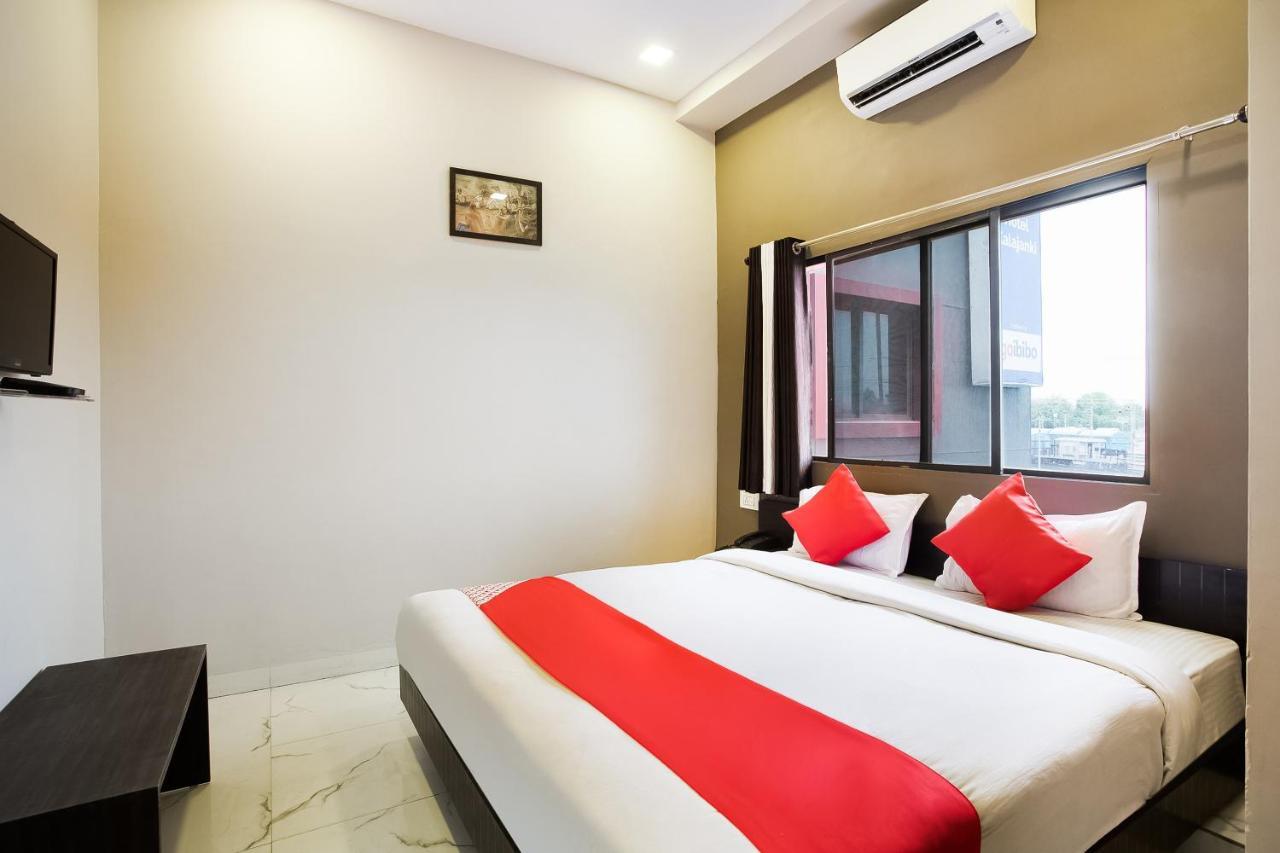 Oyo 39381 Kalajanki Hotel Uddzsaín Kültér fotó