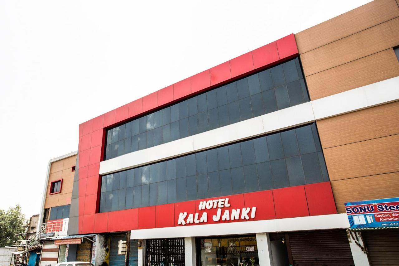Oyo 39381 Kalajanki Hotel Uddzsaín Kültér fotó