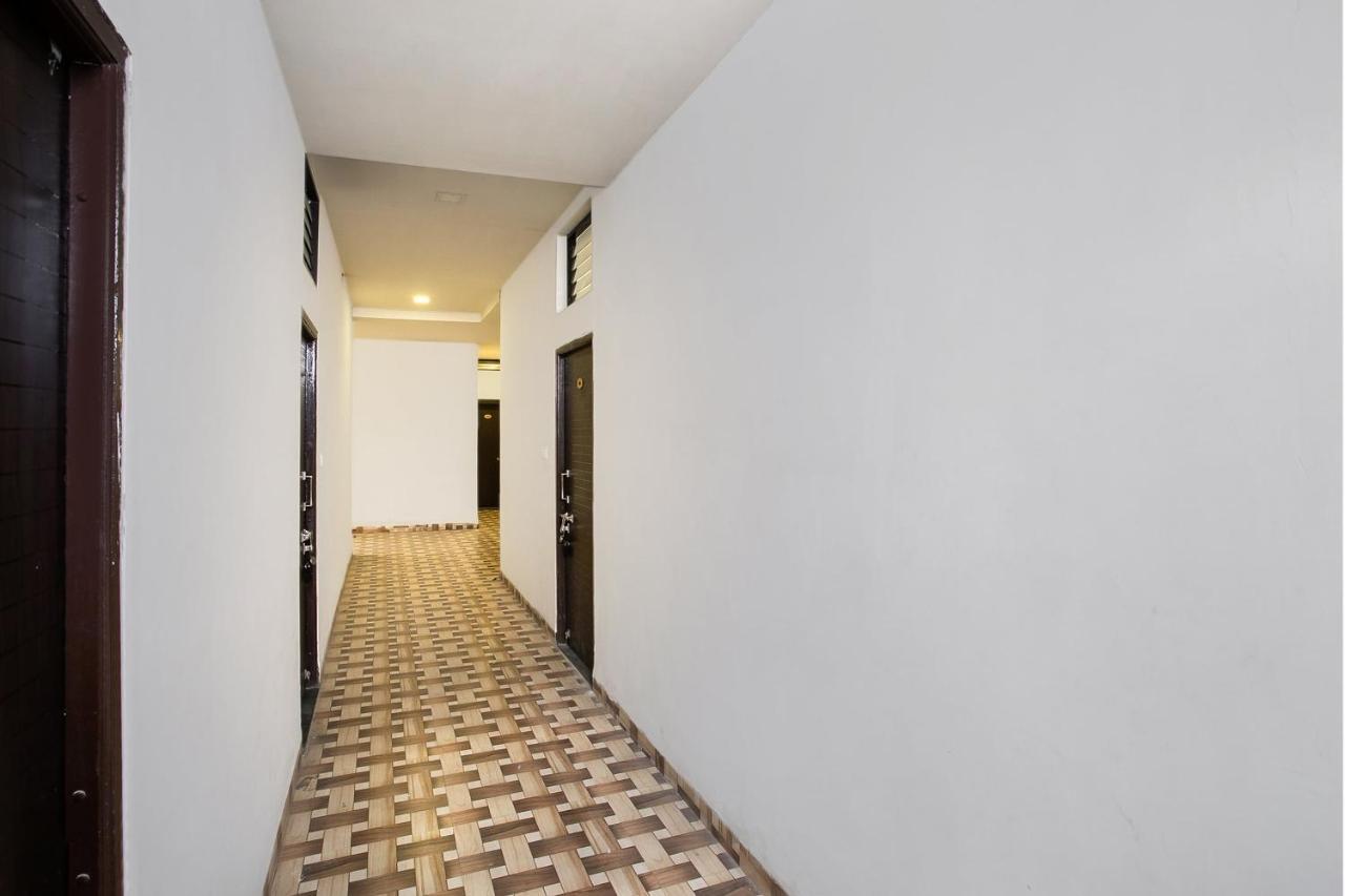 Oyo 39381 Kalajanki Hotel Uddzsaín Kültér fotó