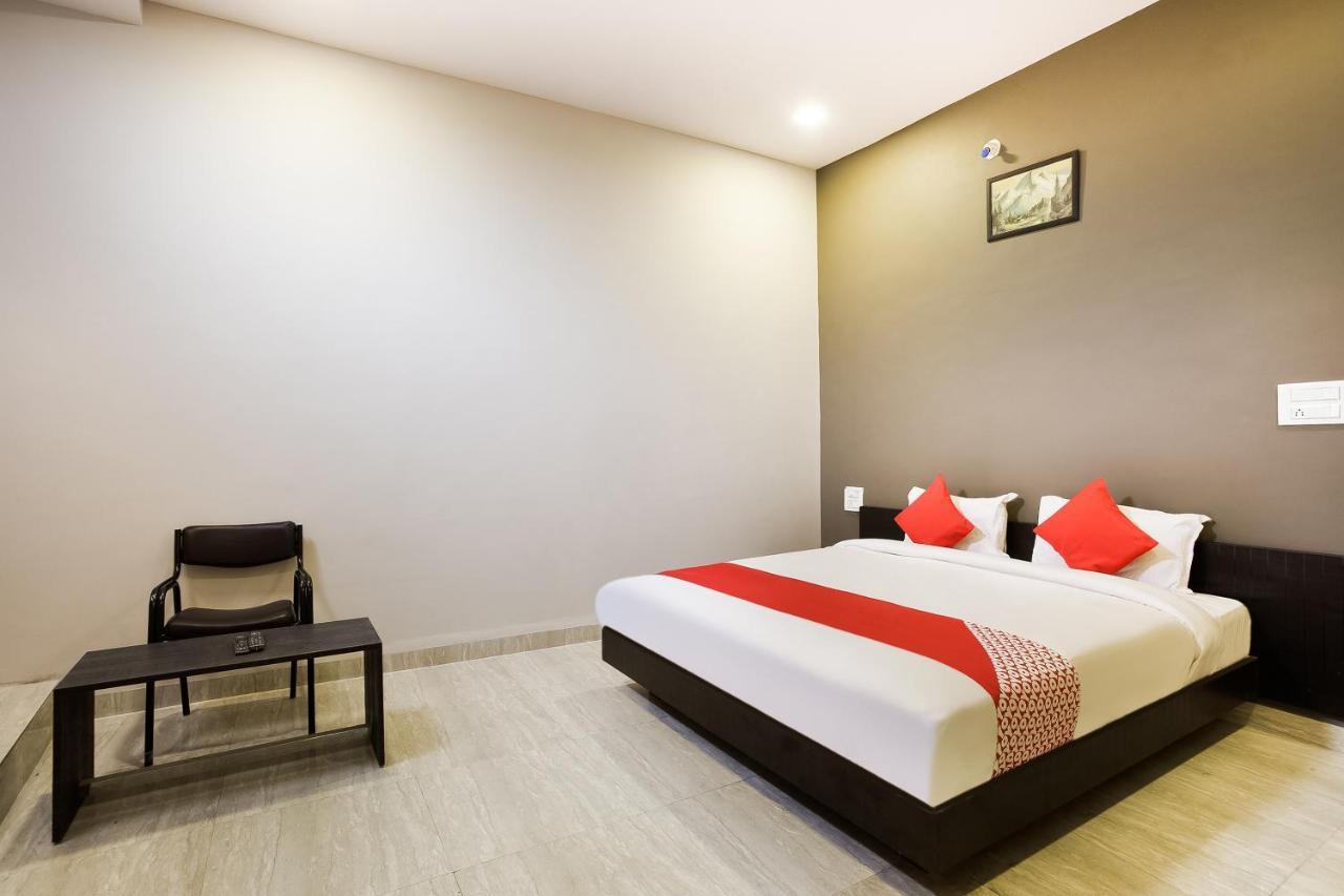 Oyo 39381 Kalajanki Hotel Uddzsaín Kültér fotó