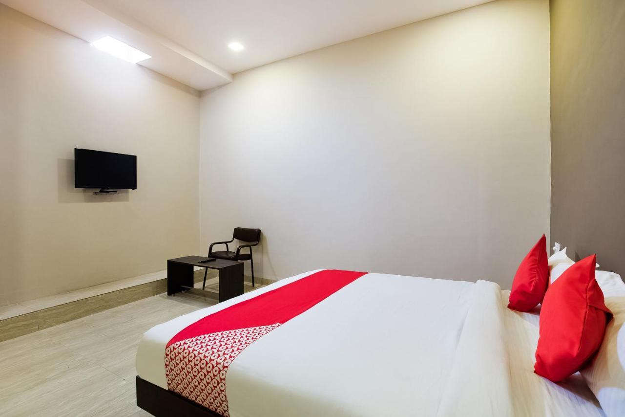 Oyo 39381 Kalajanki Hotel Uddzsaín Kültér fotó