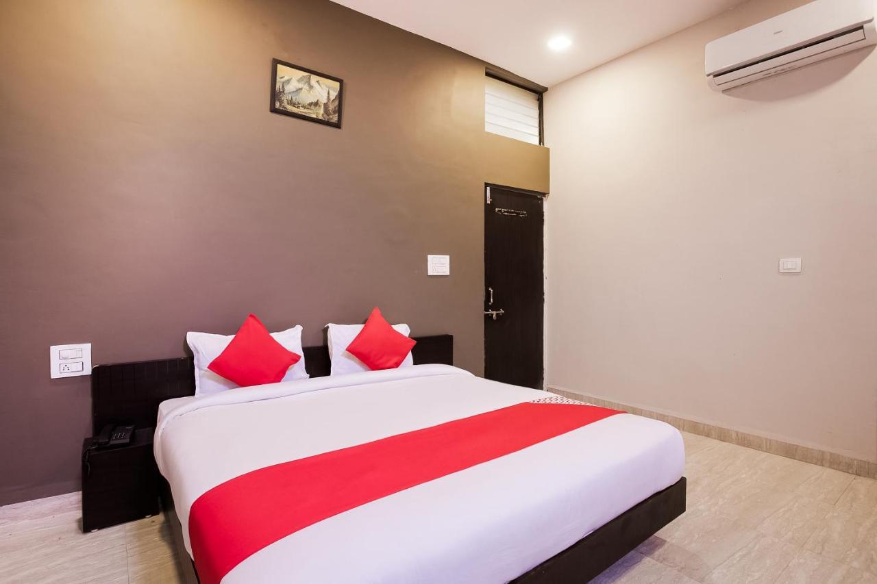 Oyo 39381 Kalajanki Hotel Uddzsaín Kültér fotó