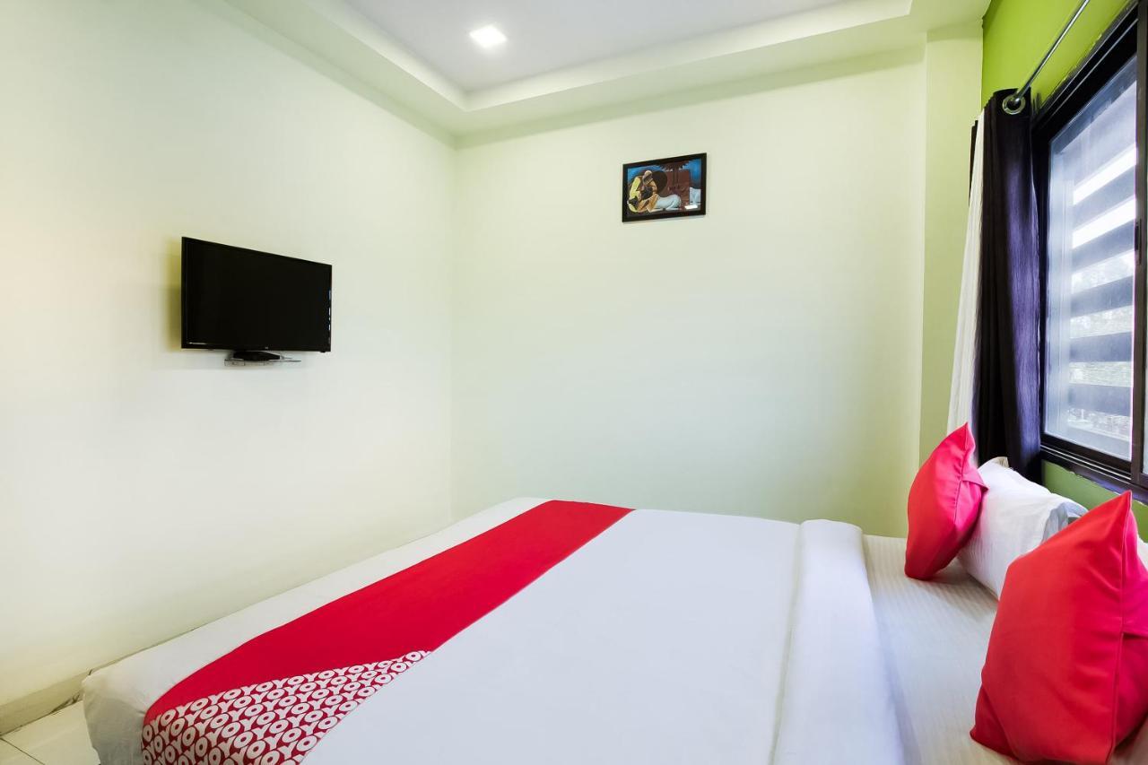 Oyo 39381 Kalajanki Hotel Uddzsaín Kültér fotó