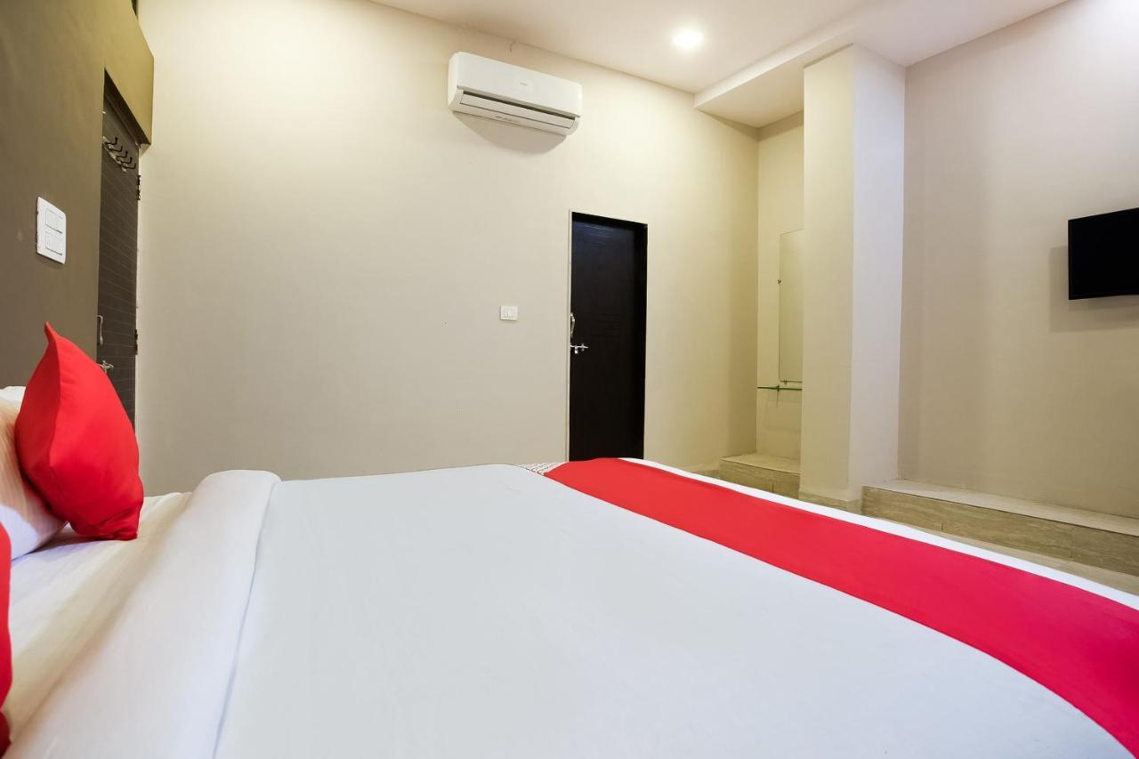 Oyo 39381 Kalajanki Hotel Uddzsaín Kültér fotó