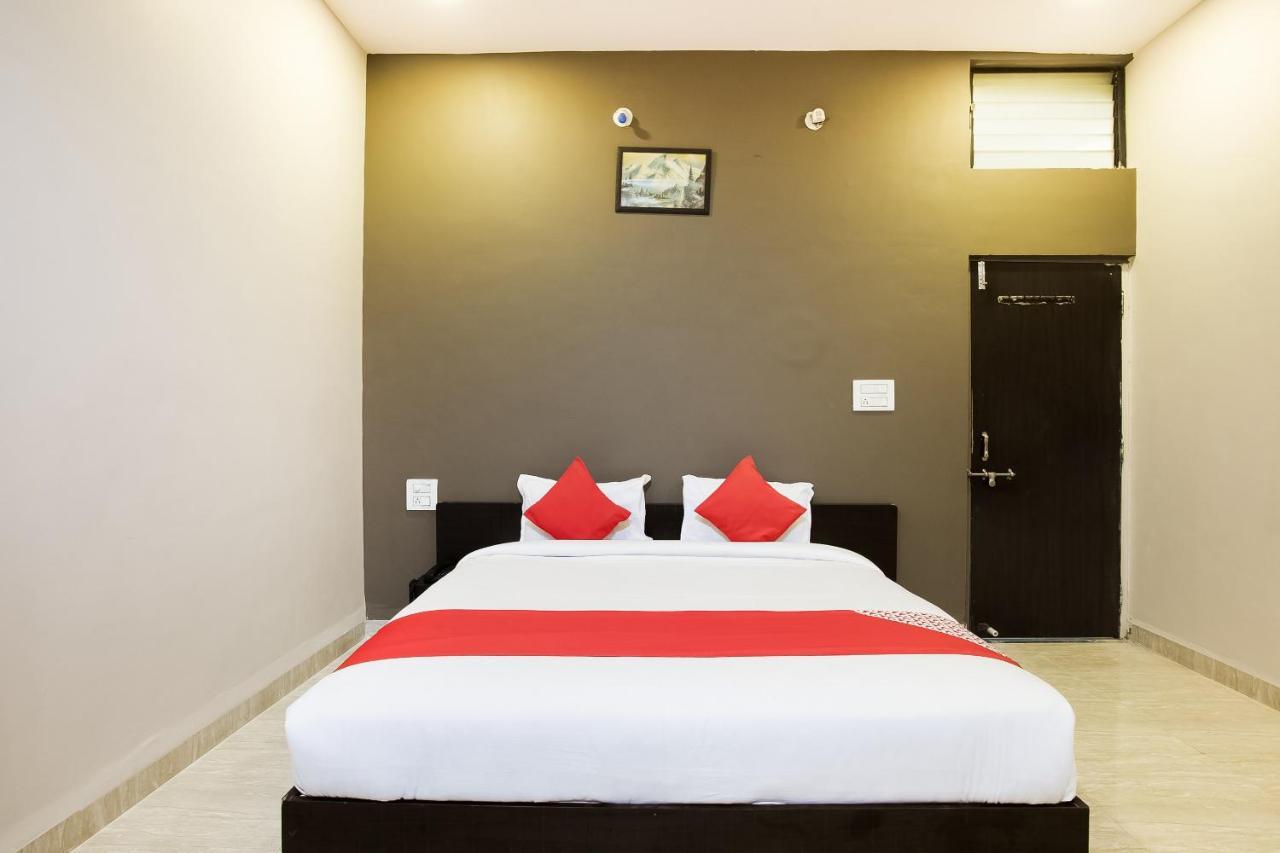 Oyo 39381 Kalajanki Hotel Uddzsaín Kültér fotó