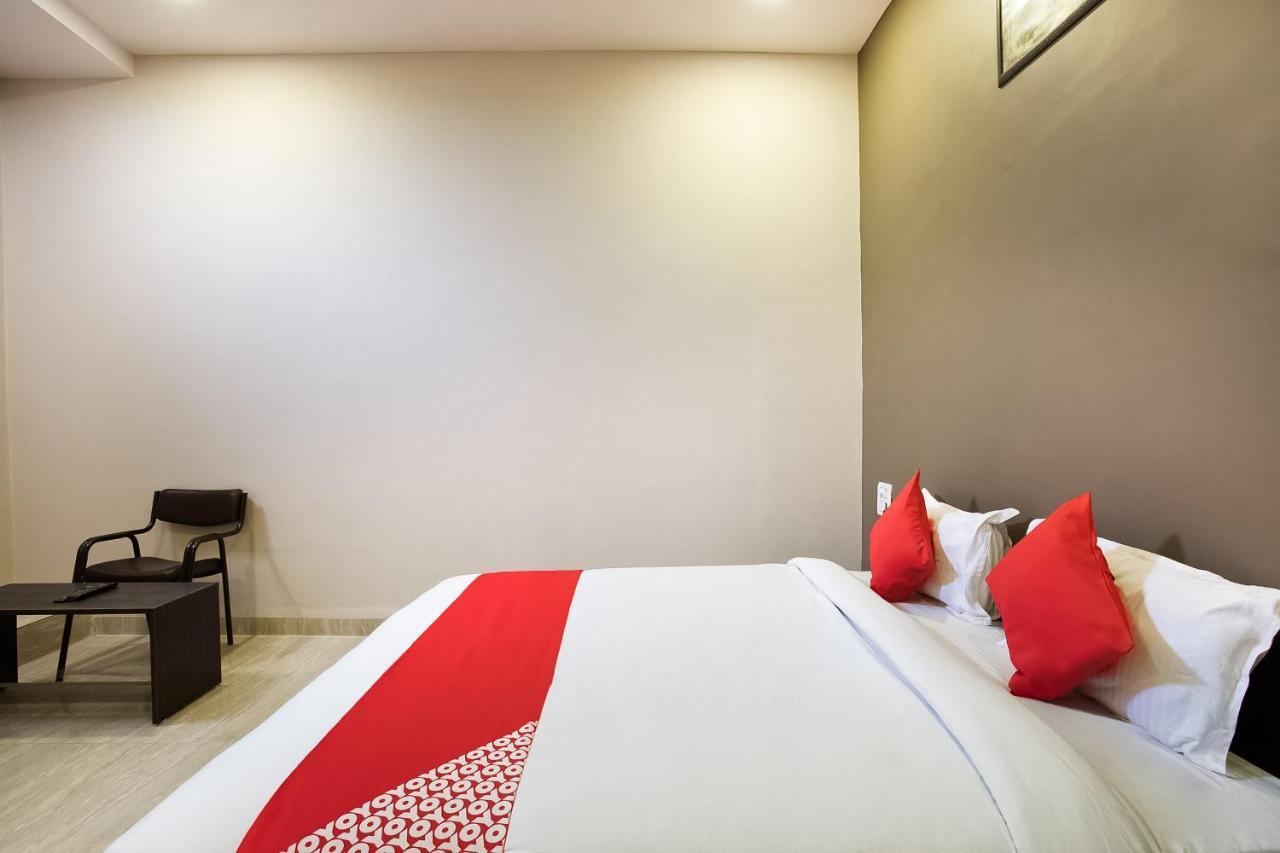 Oyo 39381 Kalajanki Hotel Uddzsaín Kültér fotó
