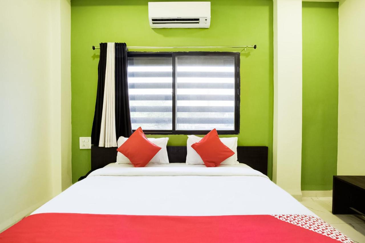 Oyo 39381 Kalajanki Hotel Uddzsaín Kültér fotó