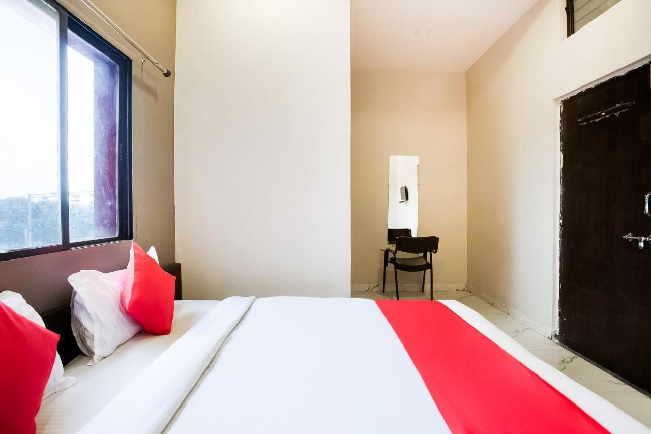 Oyo 39381 Kalajanki Hotel Uddzsaín Kültér fotó