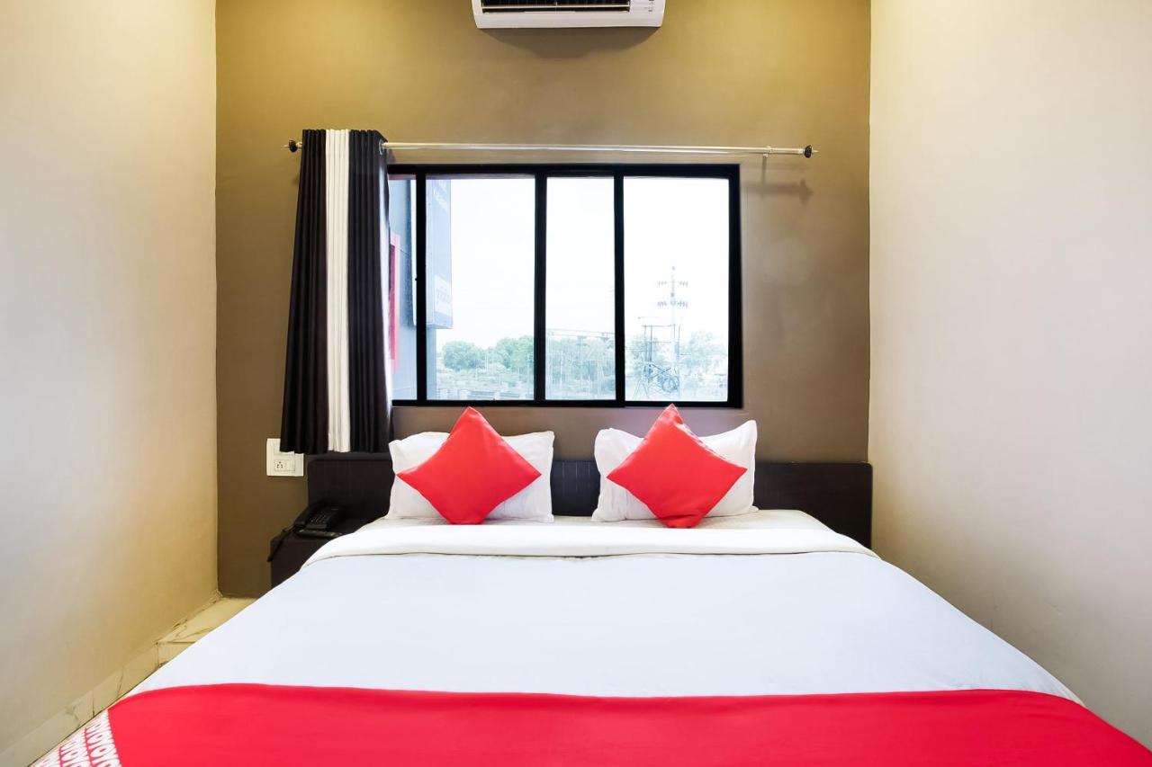 Oyo 39381 Kalajanki Hotel Uddzsaín Kültér fotó